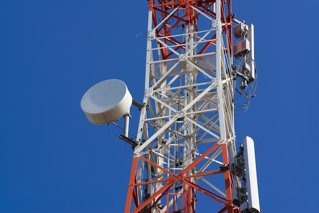 Foto vista en bajo ángulo de la torre de comunicaciones contra un cielo azul claro