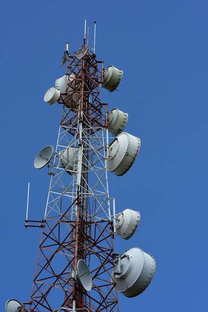 Vista en bajo ángulo de la torre de comunicaciones contra un cielo azul claro