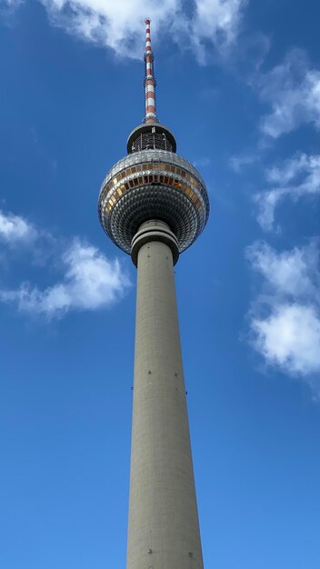 Foto vista en bajo ángulo de la torre de comunicaciones contra un cielo nublado