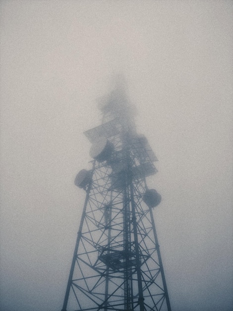 Foto vista de ángulo bajo de la torre de comunicaciones contra el cielo.