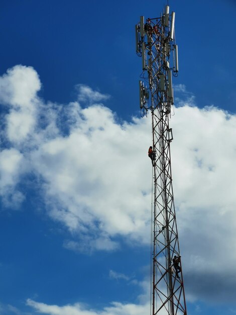 Vista en bajo ángulo de la torre de comunicaciones contra el cielo