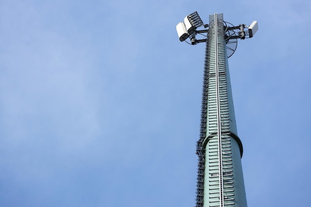 Foto vista en bajo ángulo de la torre de comunicaciones contra el cielo