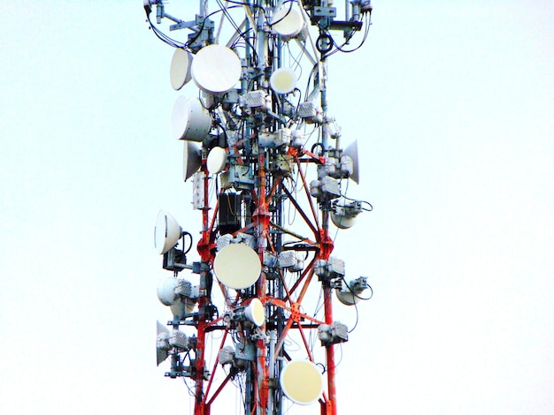 Foto vista en bajo ángulo de la torre de comunicaciones contra el cielo
