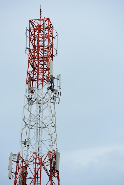 Vista en bajo ángulo de la torre de comunicaciones contra el cielo