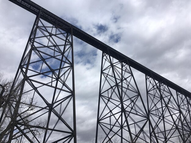 Foto vista en bajo ángulo de la torre de comunicaciones contra el cielo