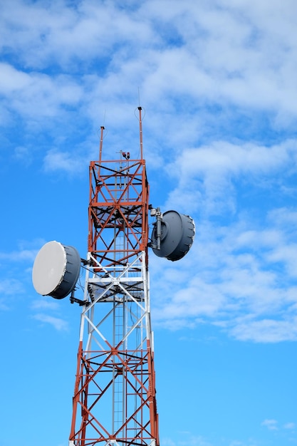 Foto vista en bajo ángulo de la torre de comunicaciones contra el cielo