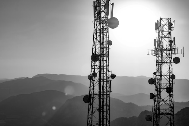 Vista en bajo ángulo de la torre de comunicaciones contra el cielo