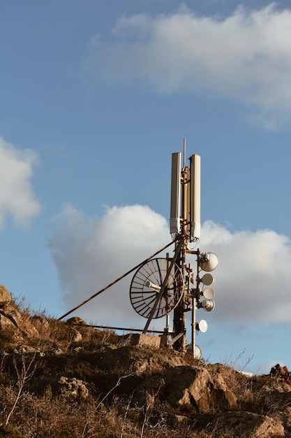 Vista en bajo ángulo de la torre de comunicaciones contra el cielo