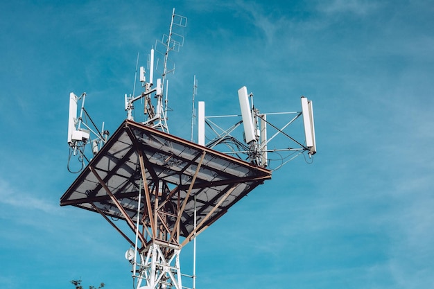 Foto vista en bajo ángulo de la torre de comunicaciones contra el cielo