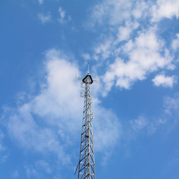 Foto vista en bajo ángulo de la torre de comunicaciones contra el cielo