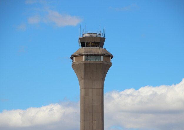 Foto vista de ángulo bajo de la torre contra el cielo azul nublado en un día soleado