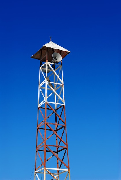 Foto vista en bajo ángulo de la torre contra el cielo azul