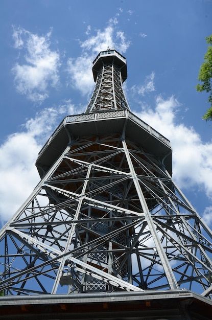 Foto vista de bajo ángulo de la torre contra un cielo nublado