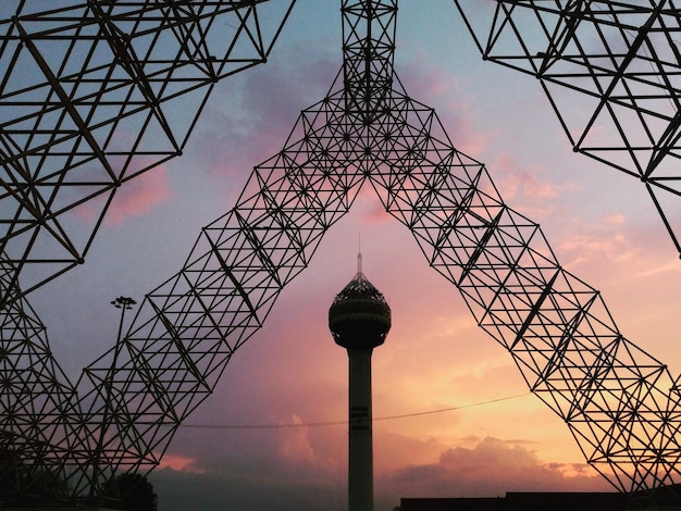 Foto vista en bajo ángulo de la torre contra un cielo nublado