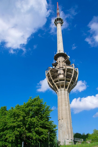 Foto vista en bajo ángulo de la torre contra un cielo nublado