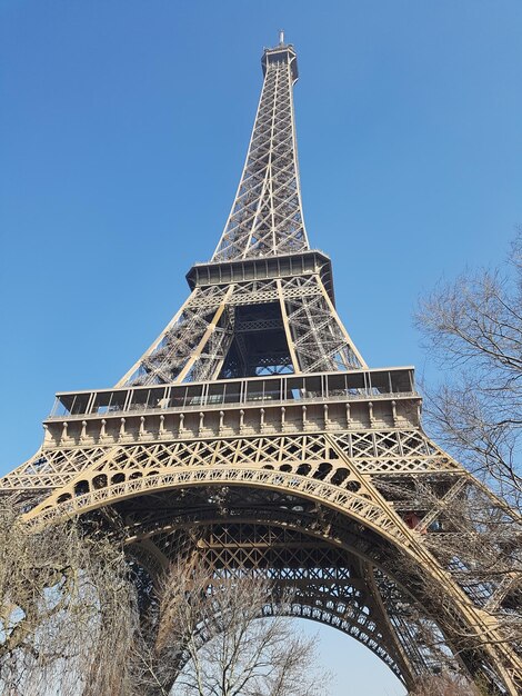 Foto vista en bajo ángulo de la torre contra el cielo