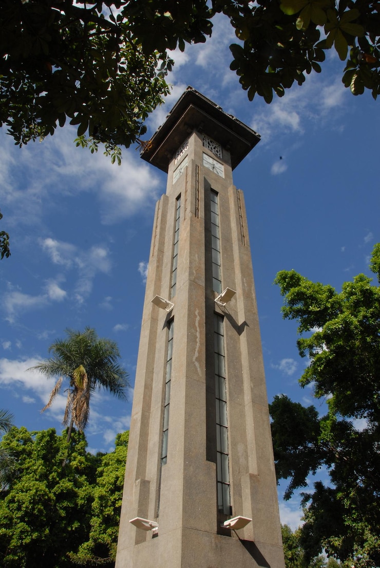 Foto vista en bajo ángulo de la torre contra el cielo