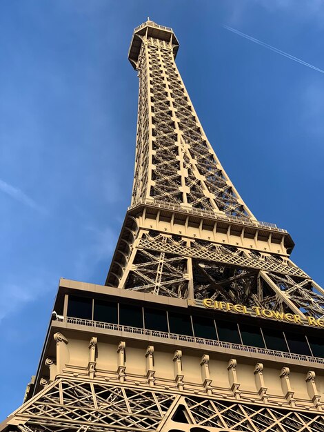 Foto vista en bajo ángulo de la torre contra el cielo