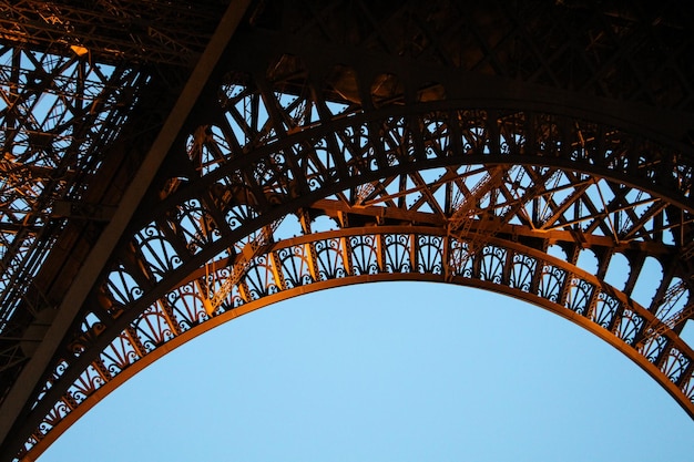 Vista de bajo ángulo de la Torre Eiffel contra un cielo despejado