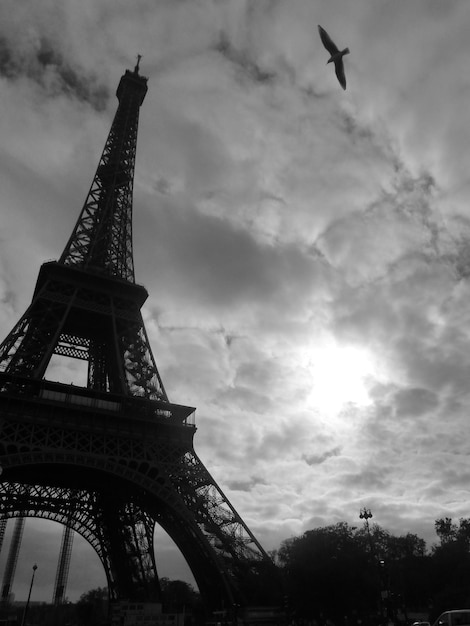 Vista en bajo ángulo de la Torre Eiffel contra un cielo nublado