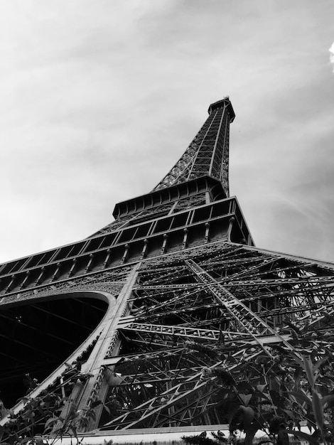 Foto vista en bajo ángulo de la torre eiffel contra un cielo nublado