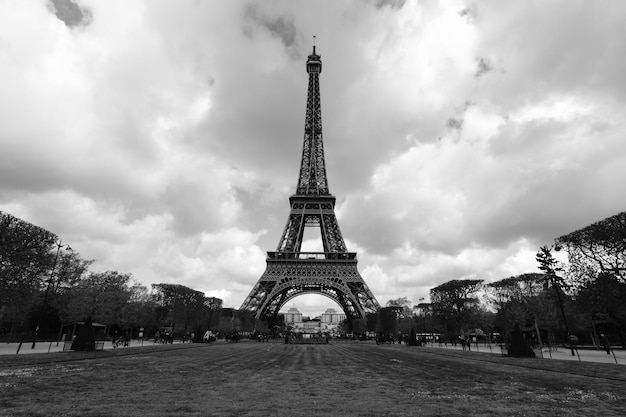 Vista en bajo ángulo de la Torre Eiffel contra un cielo nublado