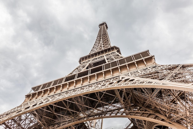 Vista en bajo ángulo de la Torre Eiffel contra un cielo nublado