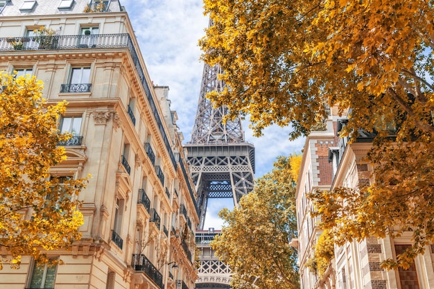 Vista en bajo ángulo de la Torre Eiffel contra el cielo durante el otoño