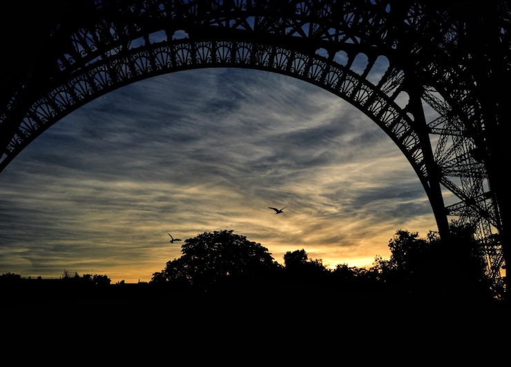 Foto vista en bajo ángulo de la torre eiffel contra el cielo durante la puesta de sol