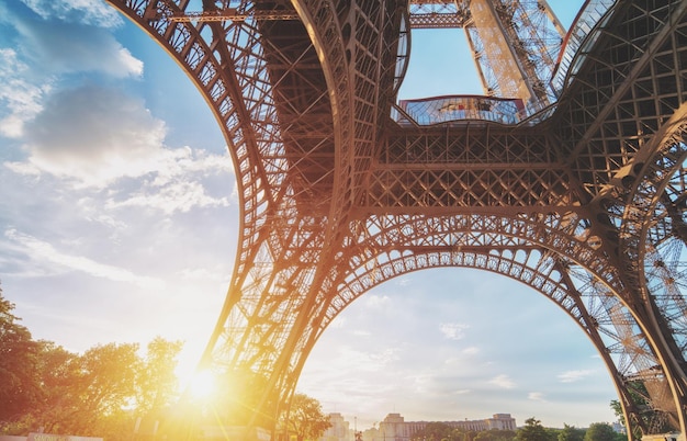 Vista en bajo ángulo de la Torre Eiffel contra el cielo durante la puesta de sol
