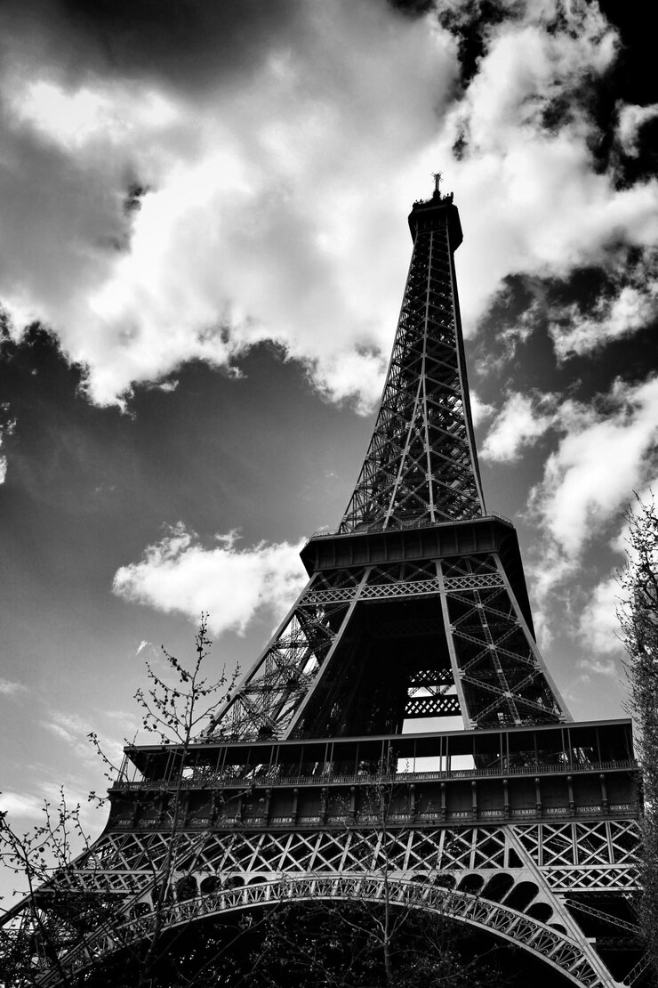 Foto vista en bajo ángulo de la torre eiffel contra el cielo
