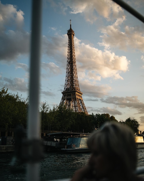 Vista en bajo ángulo de la Torre Eiffel contra el cielo