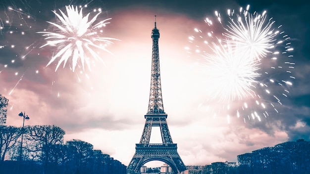 Vista en bajo ángulo de la Torre Eiffel contra el cielo