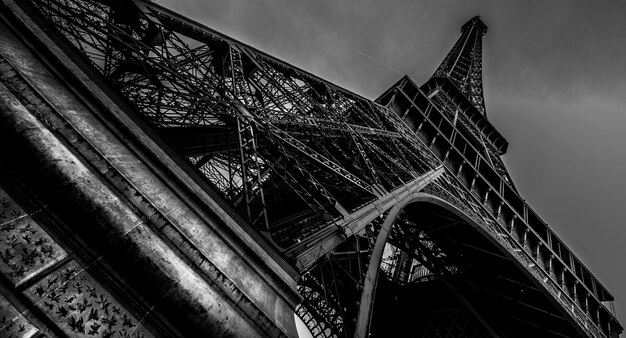 Vista en bajo ángulo de la Torre Eiffel contra el cielo