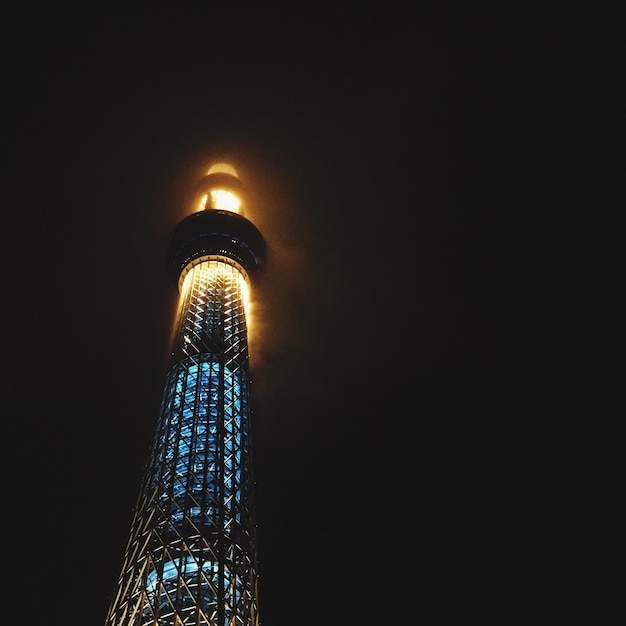 Foto vista de bajo ángulo de la torre eiffel por la noche
