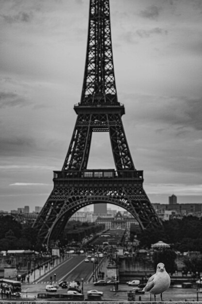 Vista desde un ángulo bajo de la Torre Eiffel