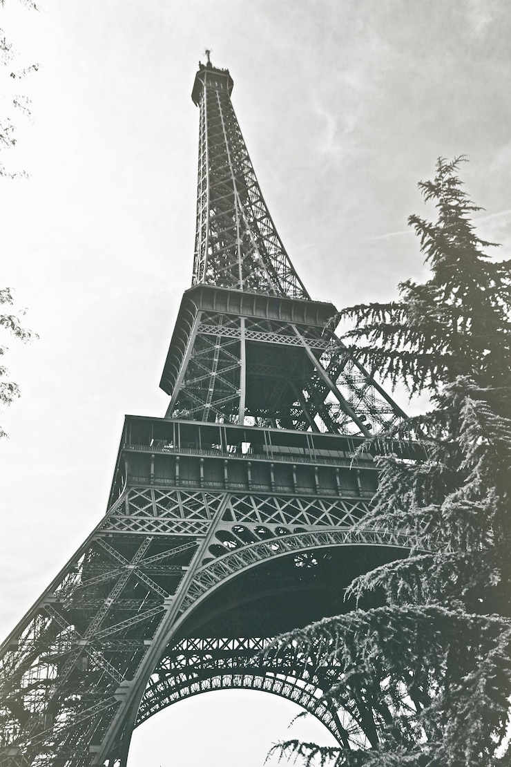 Foto vista desde un ángulo bajo de la torre eiffel