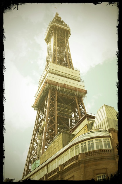 Vista desde un ángulo bajo de la Torre Eiffel