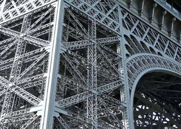 Foto vista en bajo ángulo de la torre eiffel