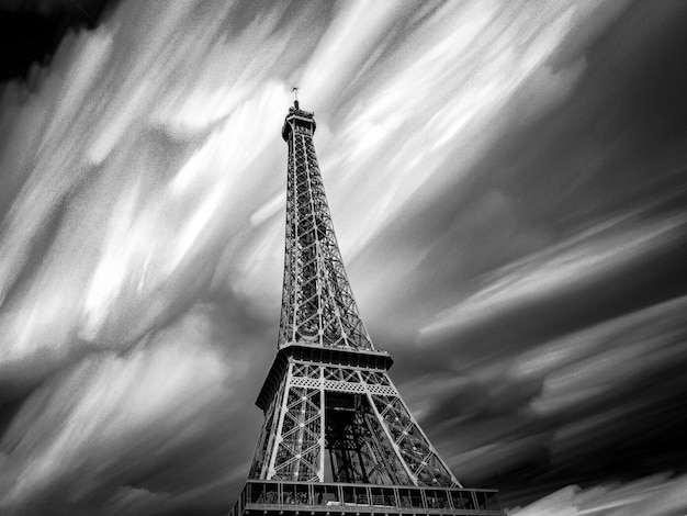 Vista en bajo ángulo de la Torre Eiffel