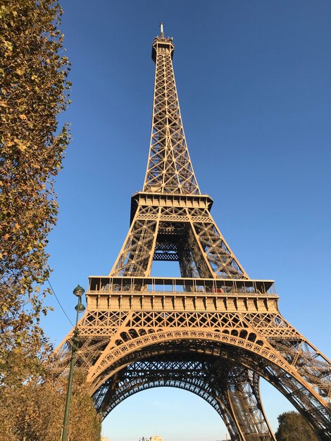 Foto vista en bajo ángulo de la torre eiffel