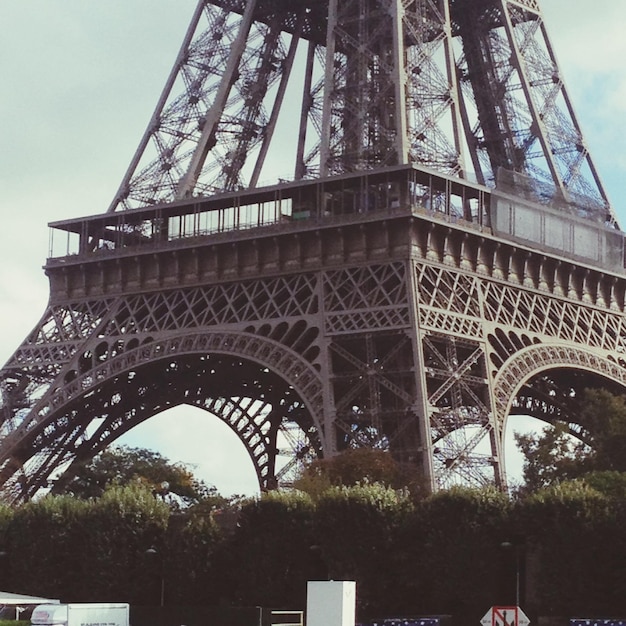 Foto vista desde un ángulo bajo de la torre eiffel