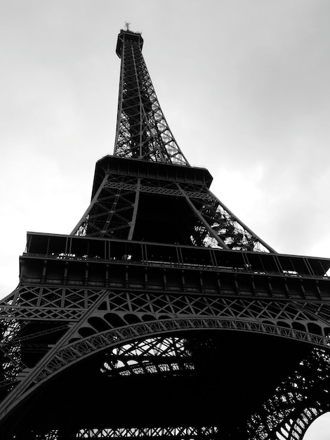Vista en bajo ángulo de la Torre Eiffel
