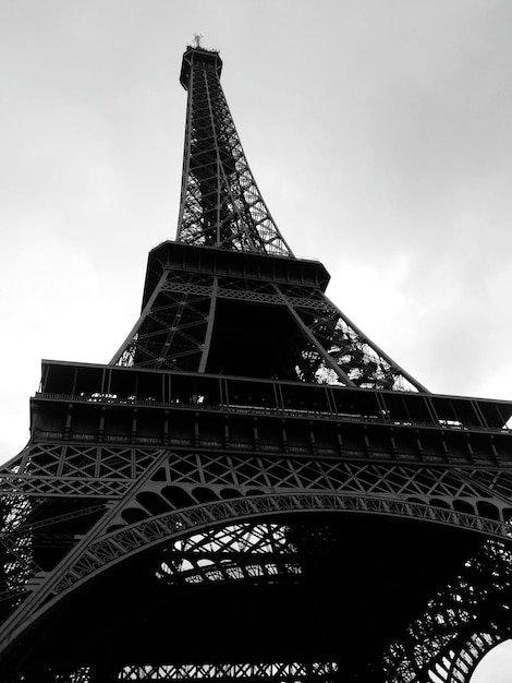 Foto vista en bajo ángulo de la torre eiffel