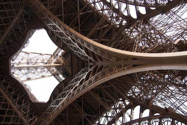 Foto vista en bajo ángulo de una torre eiffel