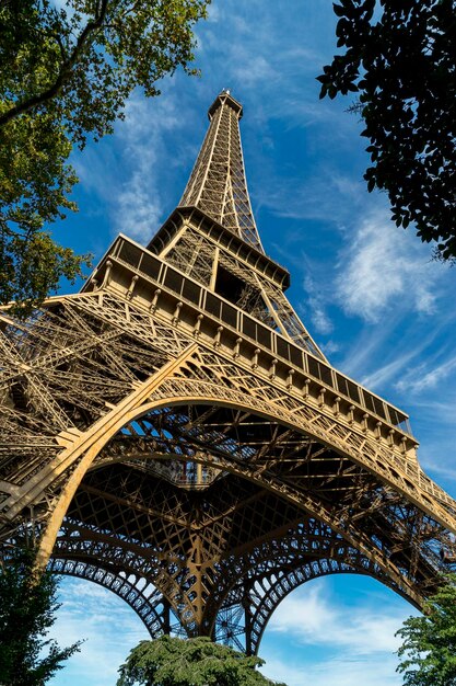 Foto vista en bajo ángulo de la torre eiffel