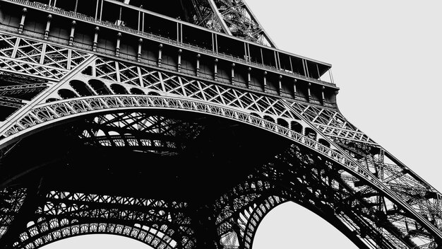 Vista desde un ángulo bajo de la Torre Eiffel