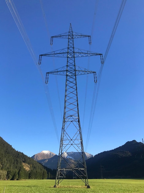 Foto vista de ángulo bajo de la torre de electricidad en el campo contra un cielo despejado