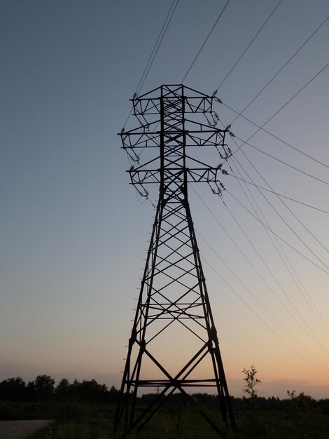 Foto vista de bajo ángulo de la torre de electricidad en el campo