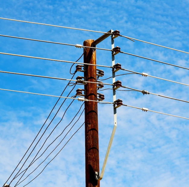 Vista de ángulo bajo de la torre de electricidad contra el cielo azul